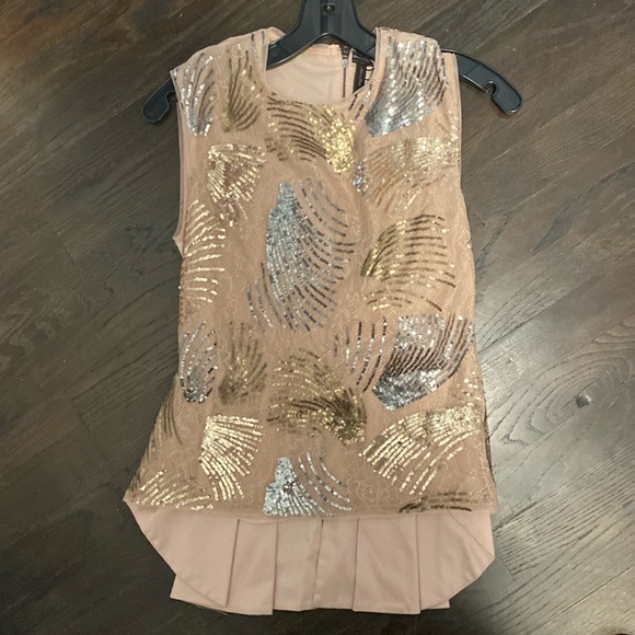 Matching hi- low sleevesless sequin top. - Picture 1 of 3